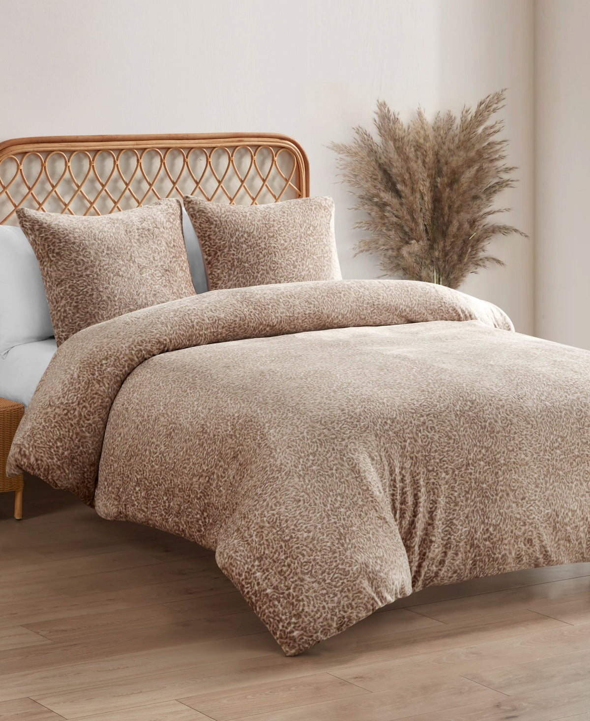 Jessica Simpson Recommended - Leopard Printed Plush Comforter Set