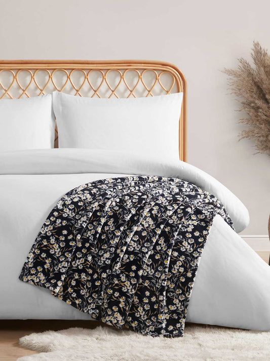 Jessica Simpson Exclusive - Wildflower Park Plush Throw in Black