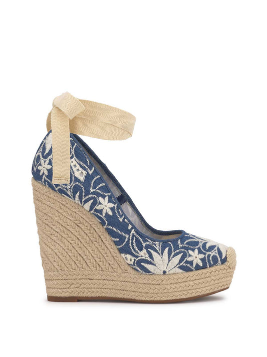 Jessica Simpson Trending - Zexie Platform Wedge in Floral Denim